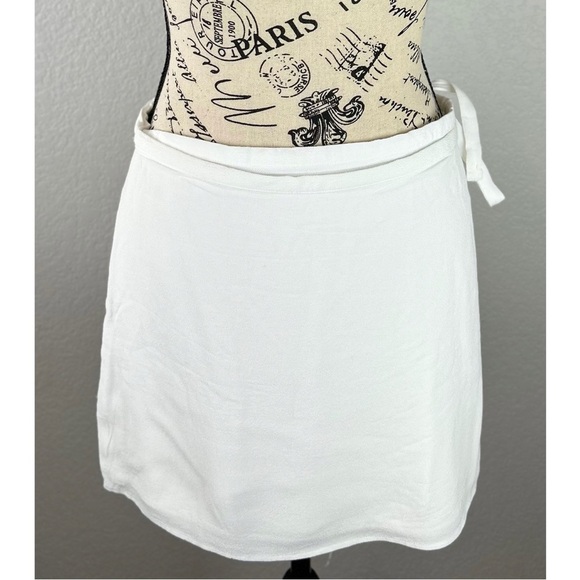 Aritzia Sun-Deh White Full Wrap Mini Skirt, size Large - Picture 11 of 14